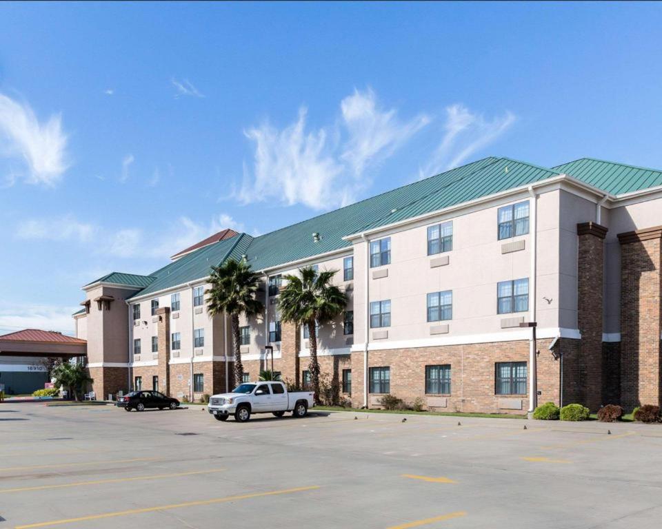 Popular attractions Area Nearby Property